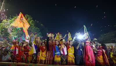 ರೋಡ್‌ ಶೋ ವೇಳೆ ವಿಭಿನ್ನ ಉಡುಗೆಯಲ್ಲಿ ಕಾಣಿಸಿಕೊಂಡ ಮಹಿಳೆಯರು