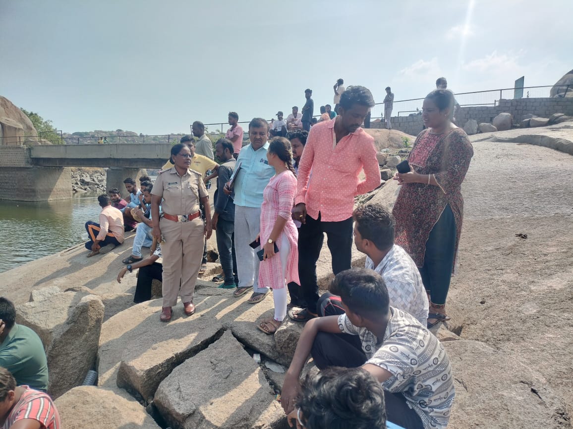 ಗಂಗಾವತಿ ತಾಲ್ಲೂಕಿನ ಸಾಣಾಪುರ ಗ್ರಾಮದ ಕೆರೆಯಲ್ಲಿ ಈ ಜಲು ಹೋಗಿ ಮುಳುಗಿ ಮೃತಪಟ್ಟ ಯುವಕನ ಮೃತದೇ ಹವನ್ನು ಶನಿ ವಾರ ಪೊಲೀಸರು ಅಗ್ನಿಶಾಮಕದಳ ಸ್ಥಳೀ ಯರು ಹೊರ ತೆಗೆಯುತ್ತಿರುವುದು