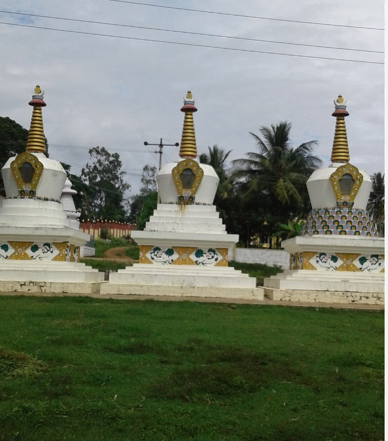 ಟಿಬೆಟನ್ ಶೈಲಿಯಲ್ಲಿ ನಿರ್ಮಿಸಿರುವ ಬೌದ್ಧ ಪಗೋಡಗಳು