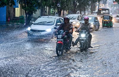 ಬೆಂಗಳೂರಿನ ಹೊಸೂರು ರಸ್ತೆಯಲ್ಲಿ ಬುಧವಾರ ಸುರಿದ ಬಿರುಸಿನ ಮಳೆಯಲ್ಲಿ ದ್ವಿಚಕ್ರ ವಾಹನವೊಂದನ್ನು ಟೋ ಮಾಡಿದ್ದು ಕಂಡುಬಂತು. 