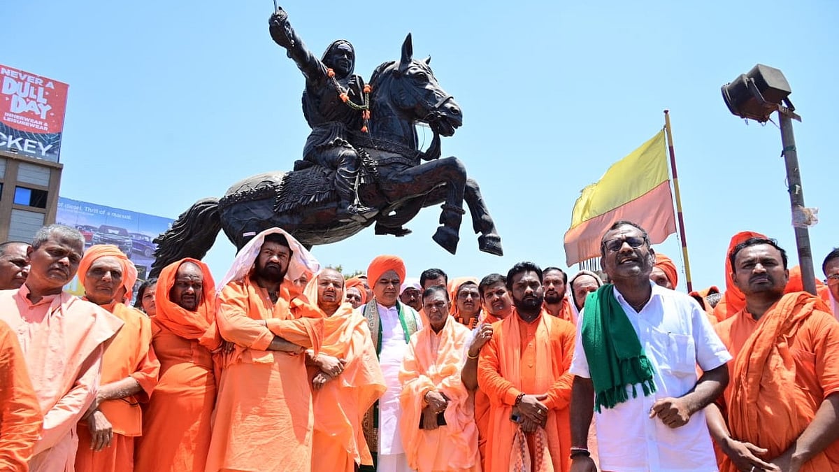 ಸಭೆಗೆ ಅನುಮತಿ ನೀಡದ್ದಕ್ಕೆ ಮಠಾಧೀಶರ ಪ್ರತಿಭಟನೆ; ಕ್ಷಮೆ ಕೋರಿದ ಡಿಸಿಪಿ