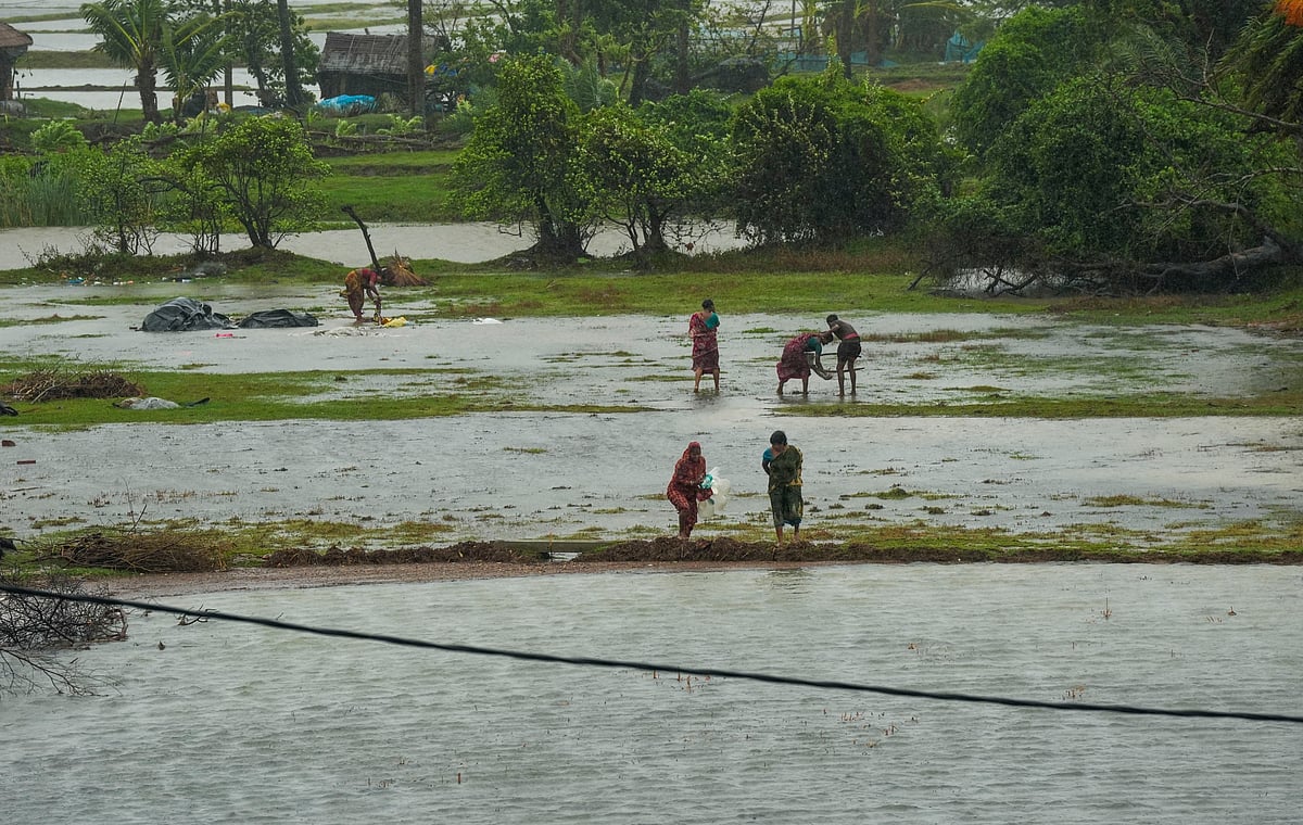 ‘ರೀಮಲ್‌‘ ಚಂಡಮಾರುತದ ಅಬ್ಬರ: 2 ಲಕ್ಷ ಜನ ಅತಂತ್ರ