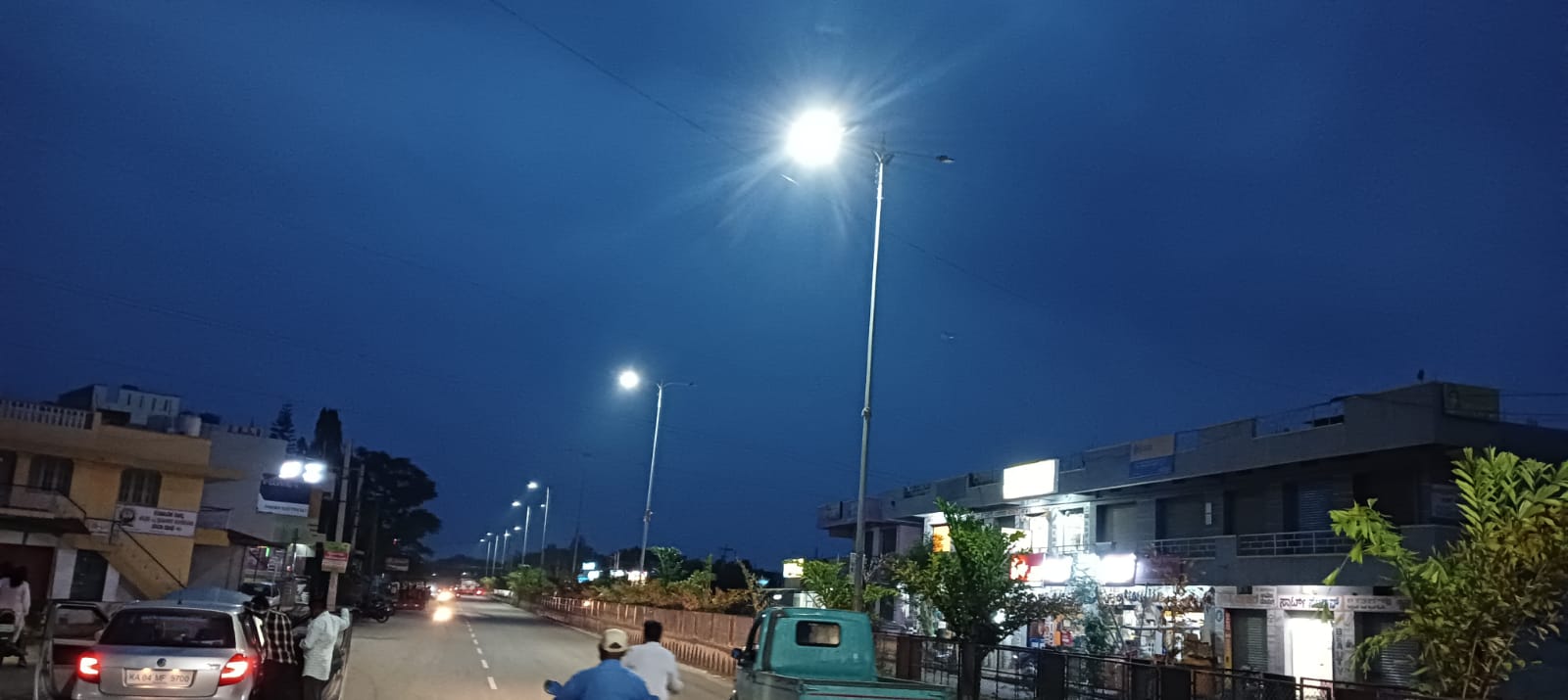ಗೌರಿಬಿದನೂರಿನ ಬಿಎಚ್‌ ರಸ್ತೆಯಲ್ಲಿ ಅಳವಡಿಸಿರುವ ಬೀದಿ ದೀಪಗಳ ಪೈಕಿ ಒಂದು ಬದಿಯ ಬೀದಿ ದೀಪ ಬೆಳಗಿದರೆ ಮತ್ತೊಂದು ಬದಿಯ ದೀಪ ಬೆಳಗುತ್ತಿಲ್ಲ