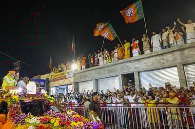 ರೋಡ್‌ ಶೋ ವೇಳೆ ರಸ್ತೆಯ ಇಕ್ಕೆಲಗಳಲ್ಲಿ ನೆರೆದಿದ್ದ ಜನರಿಗೆ ನಮಸ್ಕರಿಸುತ್ತಿರುವ ಪ್ರಧಾನಿ ಮೋದಿ