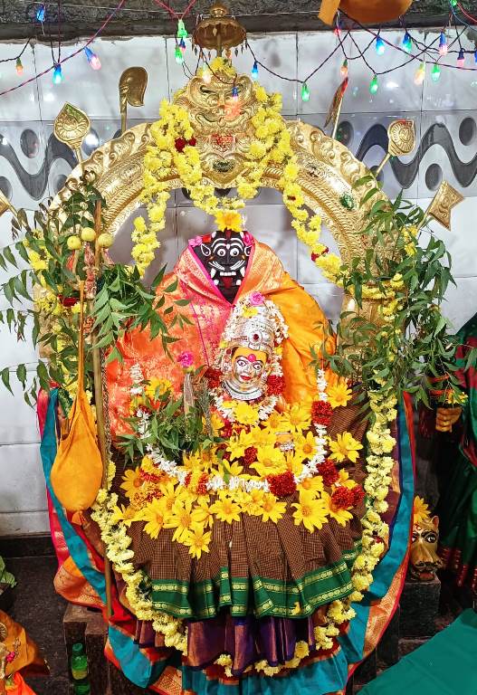 ರಟ್ಟೀಹಳ್ಳಿ ಪಟ್ಟಣದ ಕುಮದ್ವತಿ ನದಿ ದಂಡೆಯಲ್ಲಿರುವ ಅಲಂಕೃತ ಹೊಳಿಸಾಲ ದುರ್ಗಾದೇವಿ ಮೂರ್ತಿ