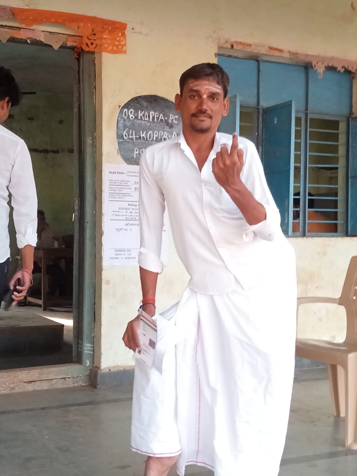 ಕೊಪ್ಪಳ ‌ಜಿಲ್ಲೆ ಅಳವಂಡಿ ಸಮೀಪದ ಕಾತರಕಿ ಗ್ರಾಮದಲ್ಲಿ ಅಂಗವಿಕಲ ಗವಿಸಿದ್ದಪ್ಪ ಮತ‌ಚಲಾಯಿಸಿದರು