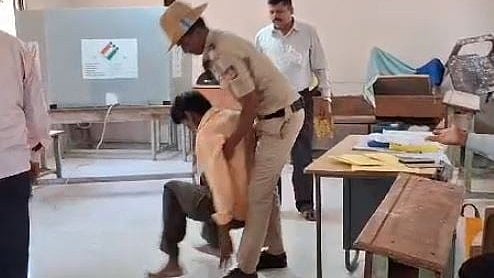 ಮತ್ತಿನಲ್ಲಿ ಮತದಾನ ಮಾಡಿ ಬಳಿಕ EVM ಸರಿ ಇಲ್ಲ ಎಂದು ಗಲಾಟೆ ಮಾಡಿದ ಮತದಾರ!