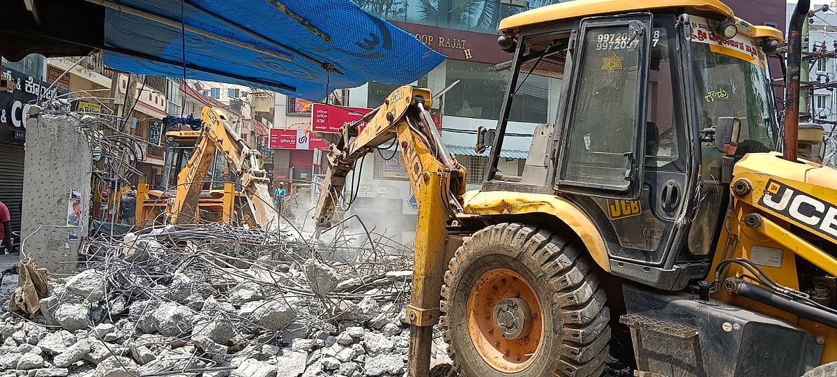 ಕೆ.ಆರ್.ಪುರ: ಅನಧಿಕೃತ ಸ್ವಾಗತ ಕಮಾನು ತೆರವು