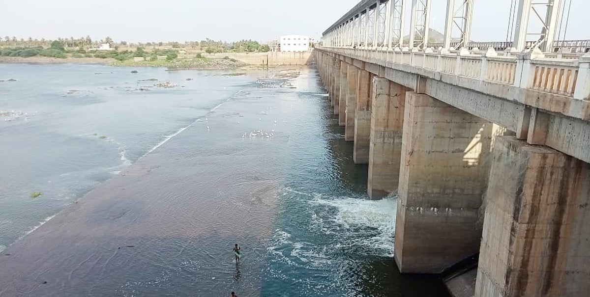 ಶಿಂಗಟಾಲೂರ ಏತ ನೀರಾವರಿ ಯೋಜನೆಯ ಬ್ಯಾರೇಜ್ ಭರ್ತಿ: ಹೆಚ್ಚುವರಿ ನೀರು ಹೊರಕ್ಕೆ