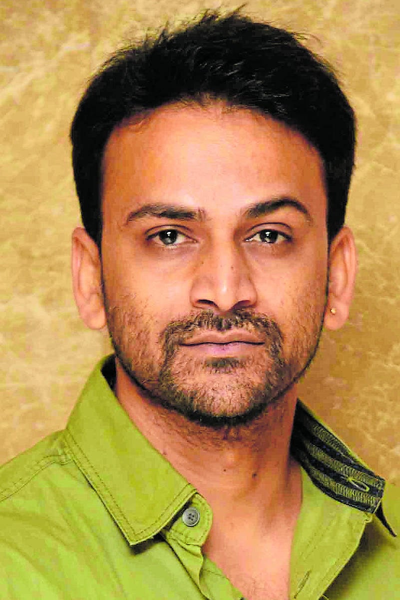 ರಾಯಚೂರಿಗೆ ನಟ ಡಾಲಿ ಧನಂಜಯ ಭೇಟಿ: ಸೆಲ್ಫಿಗಾಗಿ ಮುಗಿಬಿದ್ದ ಅಭಿಮಾನಿಗಳು