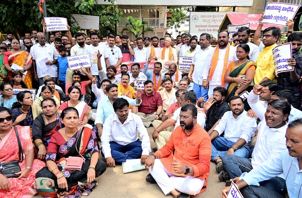 ಹುಬ್ಬಳ್ಳಿ: ಕೊಲೆ ಆರೋಪಿ ಬಂಧಿಸಿ, ಗಲ್ಲುಶಿಕ್ಷೆ ವಿಧಿಸಲು ಆಗ್ರಹ