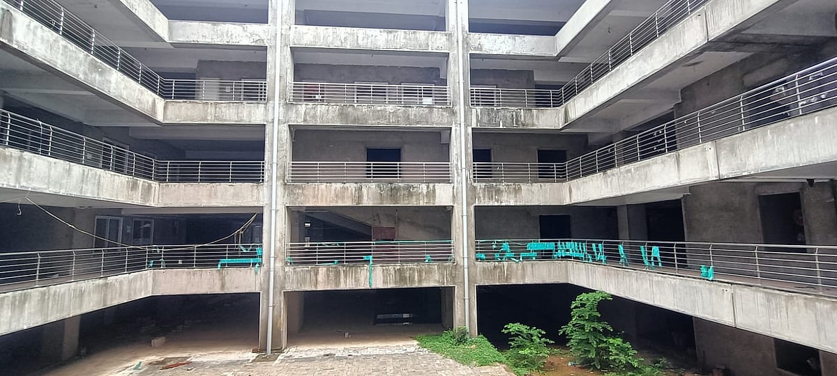 ಸೋರುವ ಡಿಸಿ ಕಚೇರಿ: ಹೊಸ ಕಟ್ಟಡ ಅರೆಬರೆ