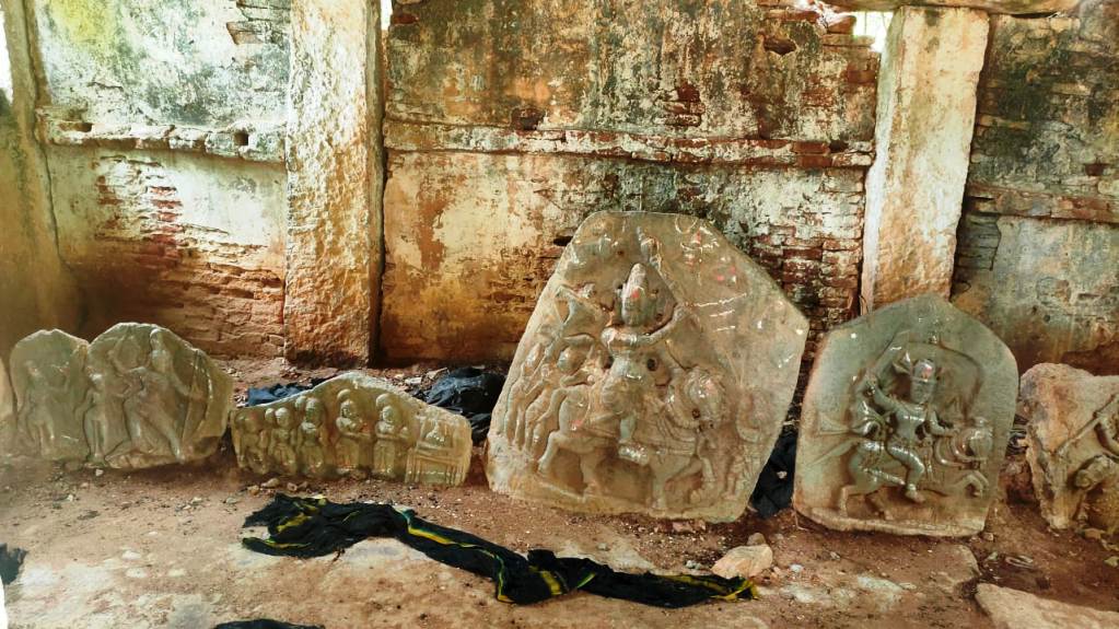 ದೇವಾಲಯದಲ್ಲಿನ ವೀರಗಲ್ಲು ಹಾಗೂ ಇತರೆ ದೇವರ ವಿಗ್ರಹಗಳು