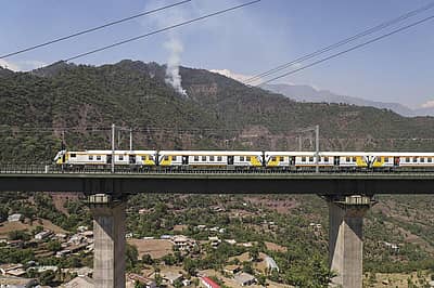 ರಂಬಾನ್ ಜಿಲ್ಲೆಯ ಸಂಗಲದಾನ್ ಮತ್ತು ರಿಯಾಸೀ ನಡುವಿನ 46 ಕಿ.ಮೀ. ಉದ್ದದ ವಿದ್ಯುತ್ ಮಾರ್ಗದಲ್ಲಿ ಗಂಟೆಗೆ 40 ಕಿ.ಮೀ. ವೇಗದಲ್ಲಿ ಎಂಟು ಬೋಗಿಗಳ ಮೆಮು ರೈಲು ಸಂಚರಿಸಿದೆ. 