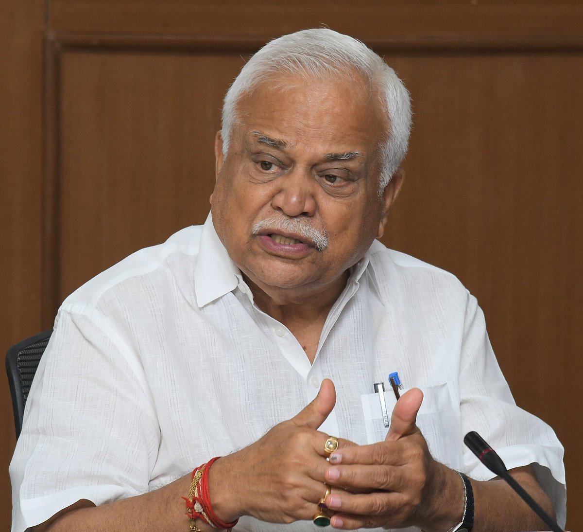 ಸಿಎಂ, ಡಿಸಿಎಂ ಸ್ಥಾನಗಳ ಬಗ್ಗೆ ಬಹಿರಂಗ ಚರ್ಚೆಗೆ ಆರ್‌.ವಿ.ದೇಶಪಾಂಡೆ ಕಿಡಿ