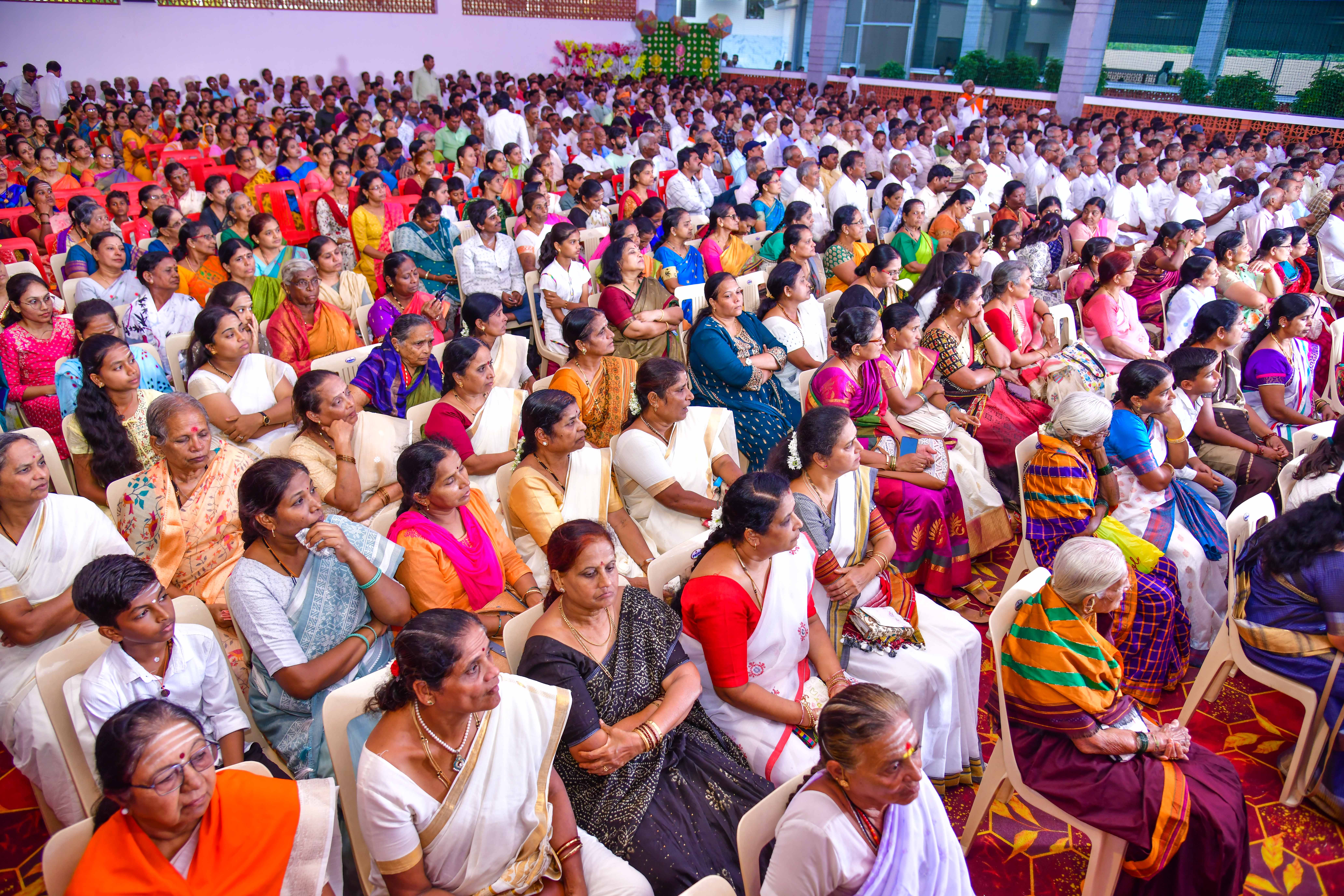 ಸಮಾವೇಶದಲ್ಲಿ ಪಾಲ್ಗೊಂಡಿದ್ದ ಜನ