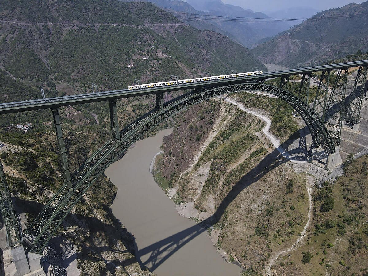 PHOTOS | ಜಗತ್ತಿನ ಅತಿ ಎತ್ತರದ ರೈಲು ಸೇತುವೆಯಲ್ಲಿ ಪ್ರಾಯೋಗಿಕ ರೈಲು ಸಂಚಾರ  