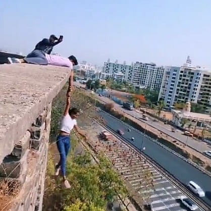 ಎಲ್ಲಾ ರೀಲ್‌ಗಾಗಿ: ಬಹುಮಹಡಿ ಕಟ್ಟಡದ ಮೇಲೆ ಯುವಕನ ಕೈಹಿಡಿದು ನೇತಾಡಿದ ಯುವತಿ