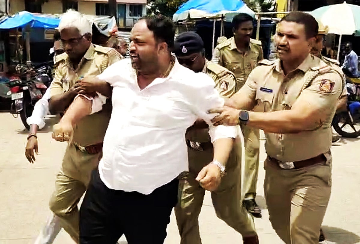 ತೈಲ ಬೆಲೆ ಏರಿಕೆ ಖಂಡಿಸಿ ಪ್ರತಿಭಟನೆ: ಮುಖ್ಯಮಂತ್ರಿ ಸಿದ್ದರಾಮಯ್ಯ ಪ್ರತಿಕೃತಿ ದಹನ