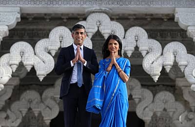 ದೇಗುಲದ ಎದುರು ರಿಷಿ ಸುನಕ್  ಮತ್ತು ಅವರ ಪತ್ನಿ ಅಕ್ಷತಾ ಮೂರ್ತಿ