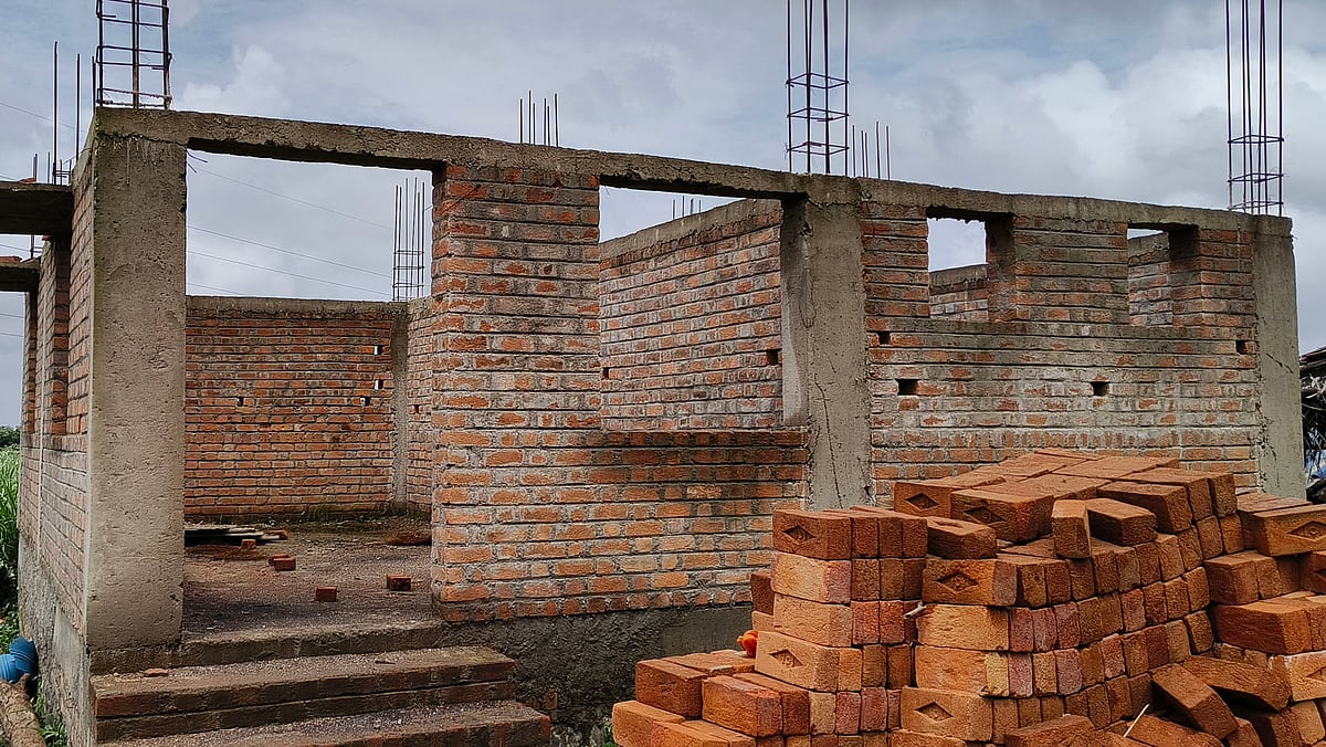 ಚನ್ನಮ್ಮನ ಕಿತ್ತೂರು | ವಿದ್ಯುತ್ ಸ್ಥಗಿತ: ಮಳೆ ನೀರು ಸೇವನೆ!