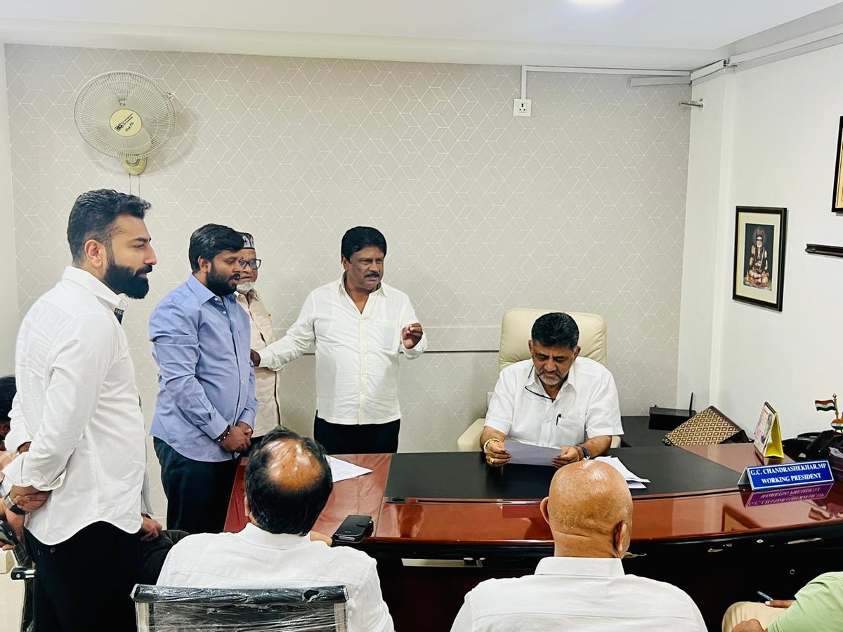 ಡಿ.ಕೆ.ಶಿವಕುಮಾರ್ ಮಾಡಿದ ಚಿಕ್ಕಬಳ್ಳಾಪುರ ಕಾಂಗ್ರೆಸ್ ಮುಖಂಡರಾದ ನಂದಿ ಆಂಜನಪ್ಪ, ನಗರಸಭೆ ಸದಸ್ಯ ರಫೀಕ್, ಜಗದೀಶ್