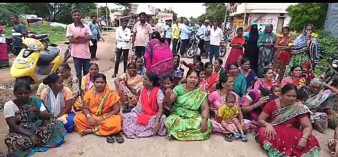 ಇಳಕಲ್ | ಶೌಚಾಲಯ ನಿರ್ಮಾಣಕ್ಕೆ ಆಗ್ರಹ: ಚೊಂಬು ಹಿಡಿದು ಪ್ರತಿಭಟನೆ