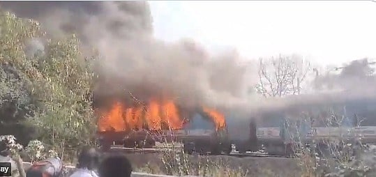 ಹೊತ್ತಿ ಉರಿದ ತಾಜ್ ಎಕ್ಸ್‌ಪ್ರೆಸ್ ರೈಲಿನ 4 ಬೋಗಿಗಳು: ಪ್ರಯಾಣಿಕರು ಸುರಕ್ಷಿತ 