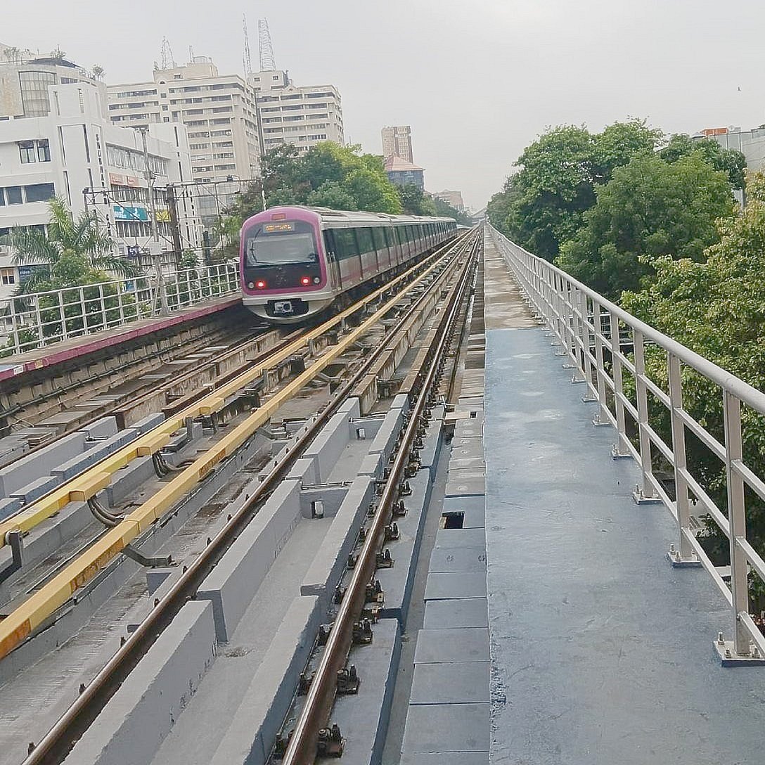 ಮೆಟ್ರೊ ಹಳಿ ಮೇಲೆ ಮರ: ಭಾರಿ ಕಾರ್ಯಾಚರಣೆ ನಂತರ ರೈಲು ಸಂಚಾರ ಪುನರಾರಂಭ