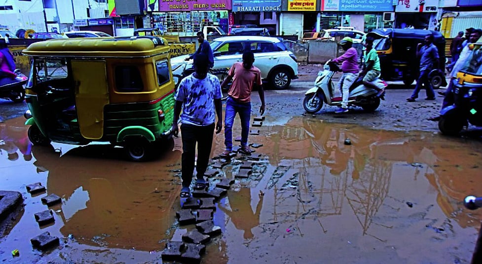 ಹುಬ್ಬಳ್ಳಿ | ‘ಸ್ಮಾರ್ಟ್ ಸಿಟಿ’ ಯಾಕೆ ಹೀಗೆ ಕೊಳಕು?