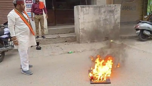 BJP ಫಲಿತಾಂಶ ನೋಡಿ ಕೋಪಗೊಂಡು TVಗೆ ಬೆಂಕಿ ಹಚ್ಚಿದ ಹಿಂದೂ ಪರಿಷತ್ ಅಧ್ಯಕ್ಷ