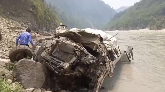 ಉತ್ತರಾಖಂಡ: ನದಿಗೆ ಉರುಳಿದ ಟೆಂಪೊ ಟ್ರಾವೆಲರ್‌, 10 ಮಂದಿ ಸಾವು