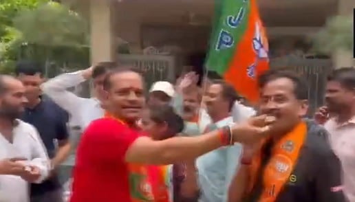 ಲೋಕಸಭೆ ಸ್ಪೀಕರ್‌ ಆಗಿ ಓಂ ಬಿರ್ಲಾ ಆಯ್ಕೆ: ಪಟಾಕಿ ಸಿಡಿಸಿ, ಸಿಹಿ ಹಂಚಿ ಸಂಭ್ರಮ