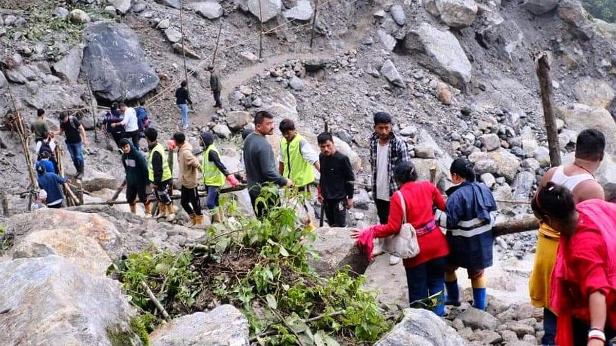 ಸಿಕ್ಕಿಂ ಭೂಕುಸಿತ: ಸಿಲುಕಿರುವ ಸಾವಿರಕ್ಕೂ ಹೆಚ್ಚು ಪ್ರವಾಸಿಗರು; 200 ಜನರ ರಕ್ಷಣೆ