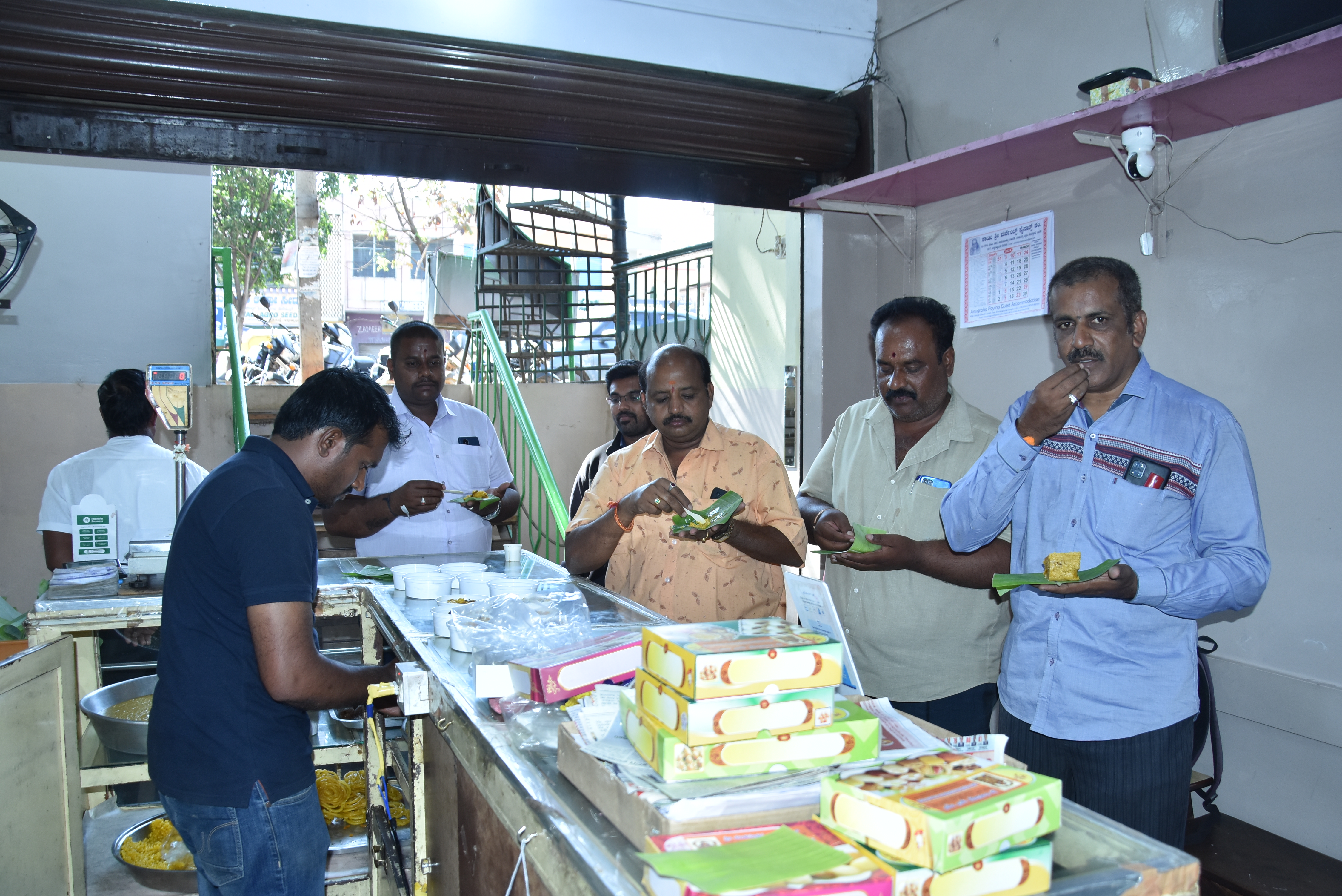 ಮೈಸೂರ್ ಪಾಕ್ ಸವಿಯುತ್ತಿರುವ ಗ್ರಾಹಕರು