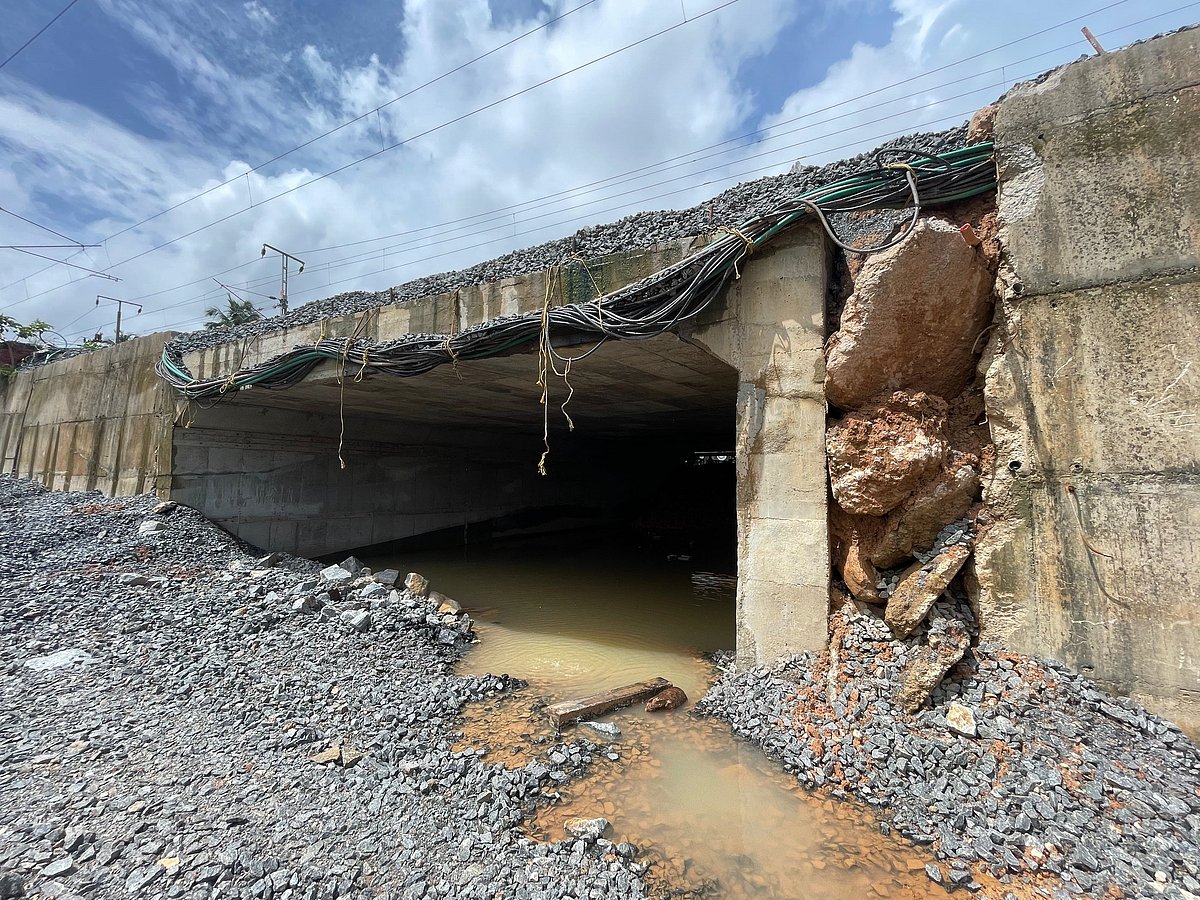 ಮಂಗಳೂರು | ರೈಲ್ವೆ ಅಂಡರ್‌ಪಾಸ್‌: ಸಾಗಲು ಪಡಿಪಾಟಲು