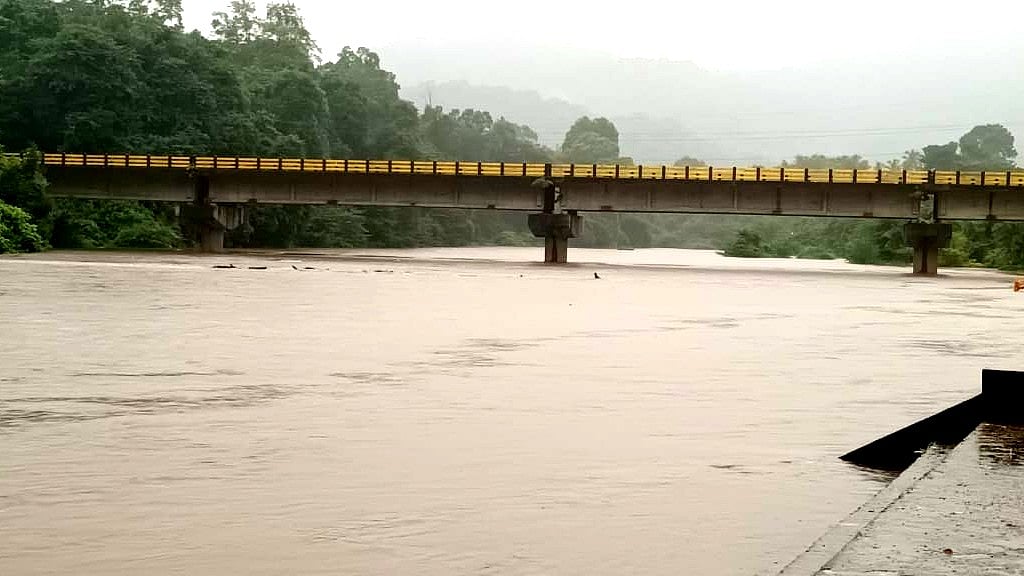 ಪಶ್ಚಿಮ ಘಟ್ಟದಲ್ಲಿ ಭಾರಿ ಮಳೆ: ತುಂಬಿ ಹರಿಯುತ್ತಿರುವ ಕುಮಾರಧಾರಾ ನದಿ