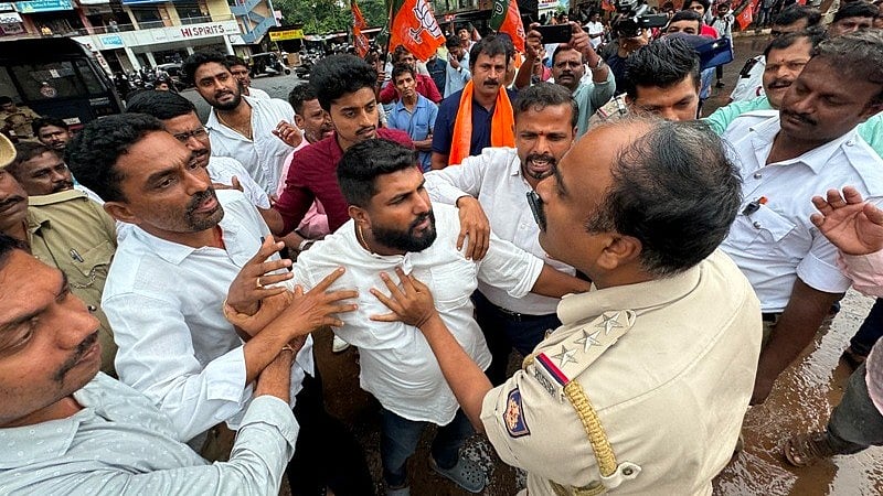 BJP ಪ್ರತಿಭಟನೆ: ಯುವಮೋರ್ಚಾ ಮುಖಂಡನ ಕಾಲರ್ ಪಟ್ಟಿ ಹಿಡಿದ ಇನ್‌ಸ್ಪೆಕ್ಟರ್‌