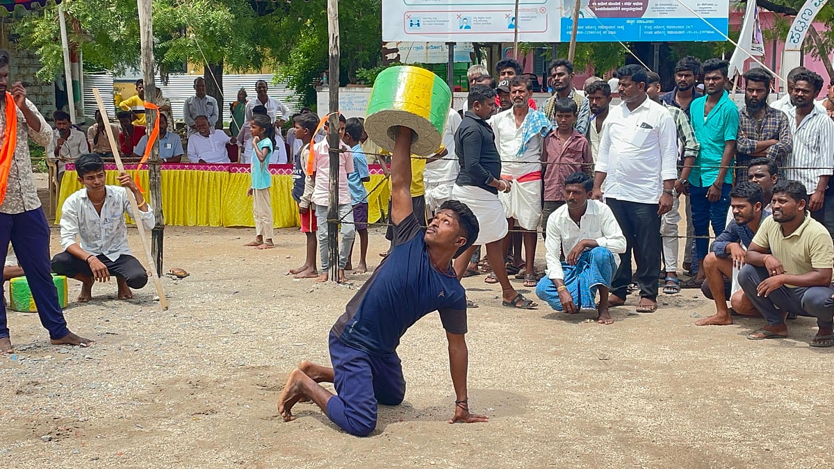 ಕಾರ ಹುಣ್ಣಿಮೆ: ಸಿಂಗ್ರಾಣಿ ಕಲ್ಲು, ಮರಳಿನ ಭಾರ ಎತ್ತುವ ಸ್ಪರ್ಧೆ