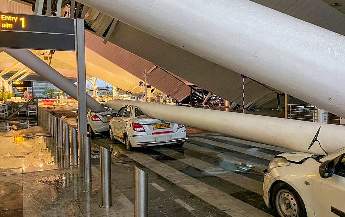 ದೆಹಲಿಯಲ್ಲಿ ಮಳೆಯ ಅಬ್ಬರ | ವಿಮಾನ ನಿಲ್ದಾಣದ ಚಾವಣಿ ಕುಸಿತ, ಟ್ಯಾಕ್ಸಿ ಚಾಲಕ ಸಾವು