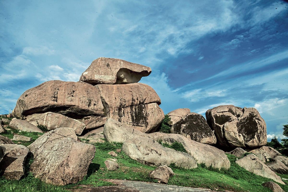 ಬಂಡೆಗಳ ಮೇಲೆ ಕಾವ್ಯ ಬರೆಸಿದ ನಾಡು