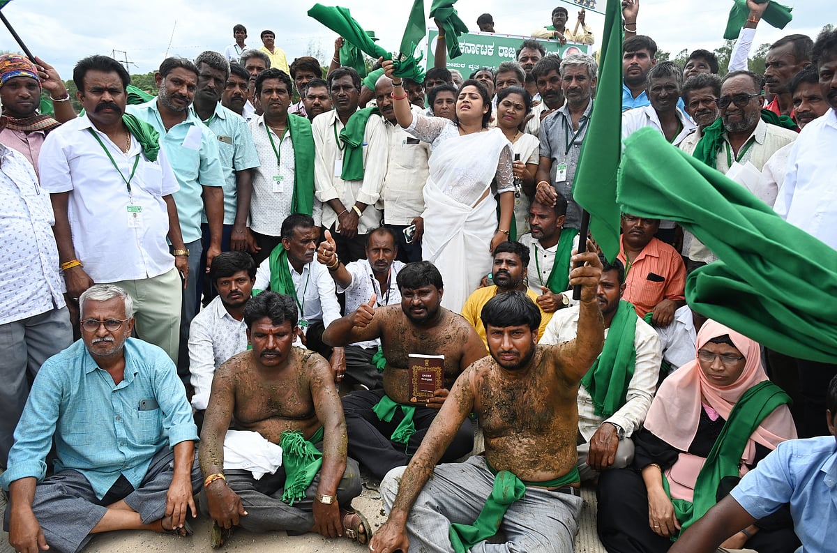 ಬೆಂಗಳೂರು: ಮೈಗೆ ಸಗಣಿ ಹಚ್ಚಿಕೊಂಡು ರೈತರ ಪ್ರತಿಭಟನೆ