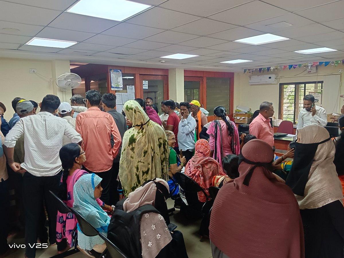 ಪಡಿತರ ಚೀಟಿಗೆ ನೆಟ್‌ವರ್ಕ್‌ ಸಮಸ್ಯೆ: ಕರ್ನಾಟಕ ಒನ್‌ ಸೆಂಟರ್‌ ಮುಂದೆ ಜನರ ಸಾಲು