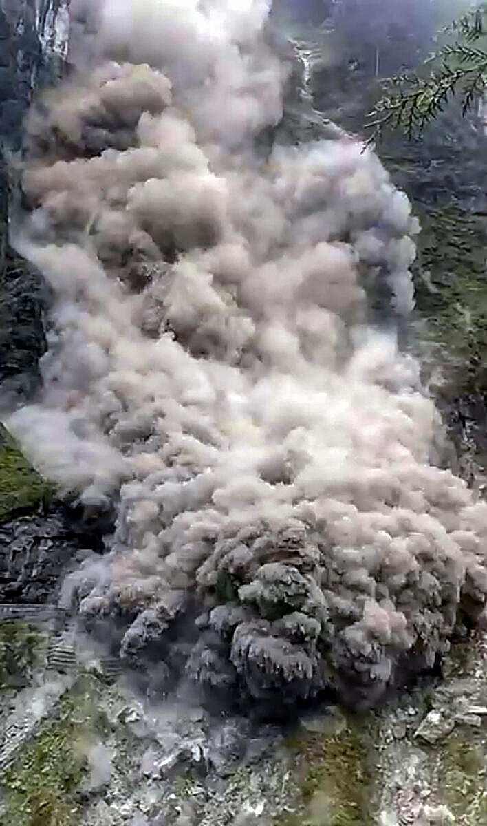 ಭಾರಿ ಭೂಕುಸಿತ | ಆಗಸದೆತ್ತರಕ್ಕೆ ಆವರಿಸಿದ ಧೂಳಿನ ಮೋಡ: ಬದರಿನಾಥ್ ಹೆದ್ದಾರಿ ಬಂದ್