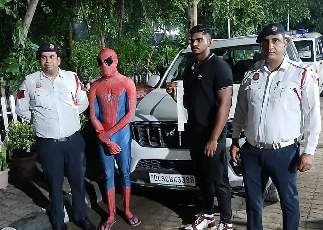 ಕಾರಿನ ಮೇಲೆ ಕುಳಿತಿದ್ದ ‘ಸ್ಪೈಡರ್‌ ಮ್ಯಾನ್‌’ನನ್ನು ಬಂಧಿಸಿದ ದೆಹಲಿ ಪೊಲೀಸರು!