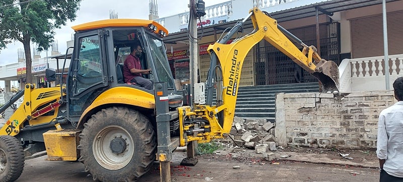 ಬಸವನಬಾಗೇವಾಡಿ: ಮೇಗಾ ಮಾರುಕಟ್ಟೆ ಮುಂಭಾಗದ  ಕಾಂಪೌಂಡ್‌ ತೆರವು