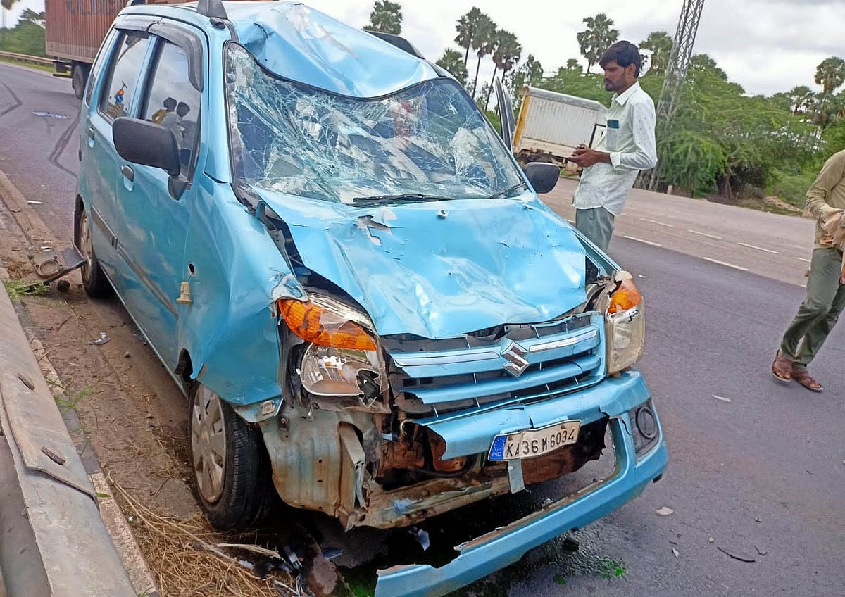 ಮರಿಯಮ್ಮನಹಳ್ಳಿ | ಕಾರ್‌ ಡಿಕ್ಕಿ: ಬೈಕ್ ಸಾವರಿಬ್ಬರು ಸಾವು