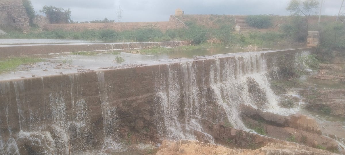 ಡಂಬಳ: ವ್ಯರ್ಥವಾಗಿ ಹರಿಯುತ್ತಿರುವ ಕೆರೆ ನೀರು