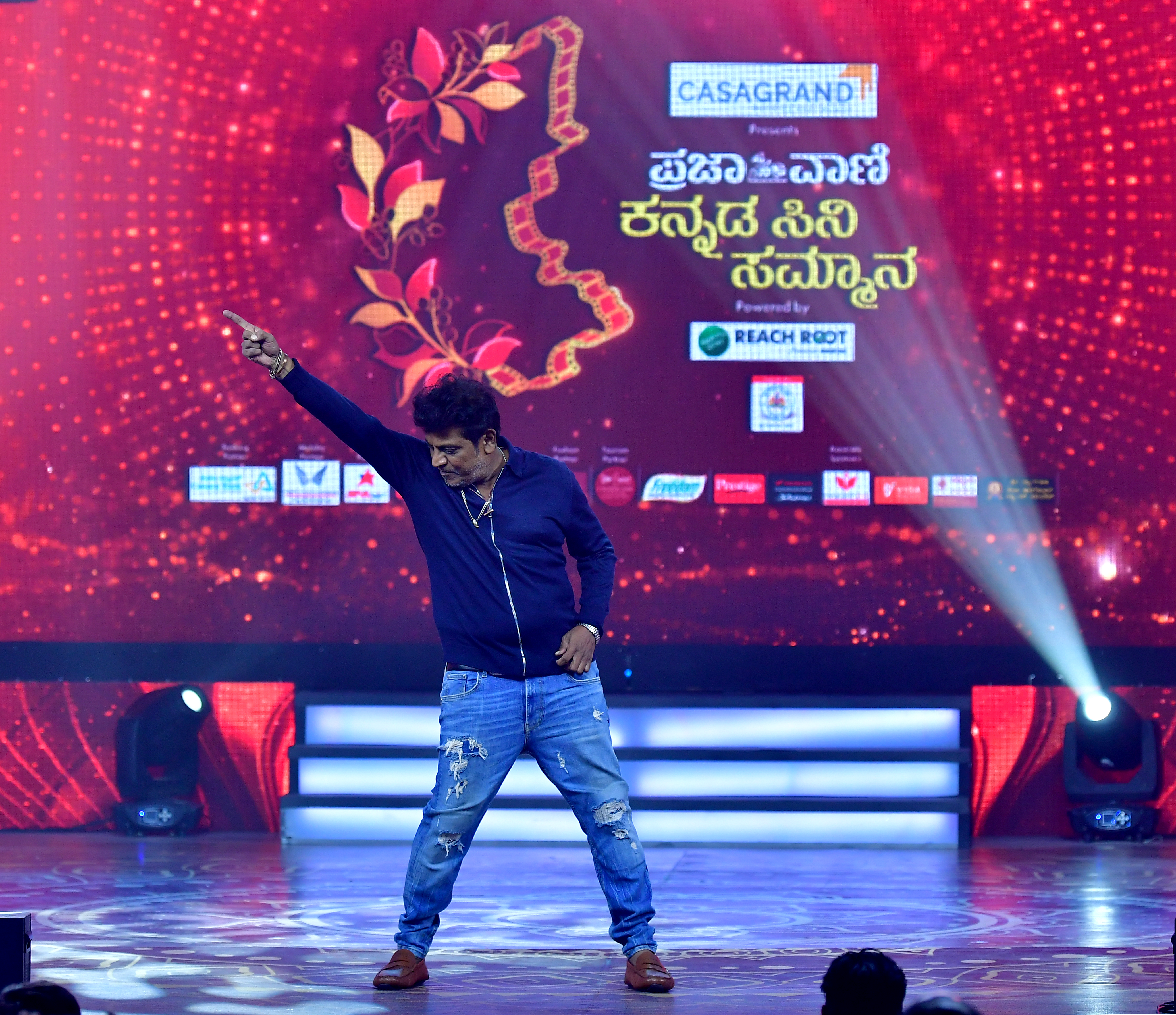 ಪ್ರಜಾವಾಣಿ ಕನ್ನಡ ಸಿನಿ ಸಮ್ಮಾನ ಕಾರ್ಯಕ್ರಮದಲ್ಲಿ ‘ಟಗರು’ ಸಿನಿಮಾ ಹಾಡಿಗೆ ಹೆಜ್ಜೆ ಹಾಕಿದ ಶಿವರಾಜ್‌ಕುಮಾರ್‌. 