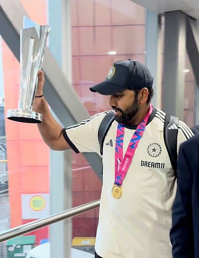 ದೆಹಲಿ ವಿಮಾನ ನಿಲ್ದಾಣದ ಹೊರ ಭಾಗದಲ್ಲಿ ಭಾರತ ಕ್ರಿಕೆಟ್‌ ತಂಡದ ನಾಯಕ ರೋಹಿತ್‌ ಶರ್ಮಾ ಟಿ20 ವಿಶ್ವಕಪ್‌ನೊಂದಿಗೆ ಕಾಣಿಸಿಕೊಂಡರು.